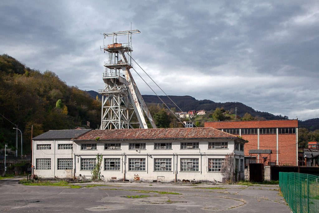 Instalaciones cerradas del Pozo San Antonio. Moreda. Aller. Asturias 2020