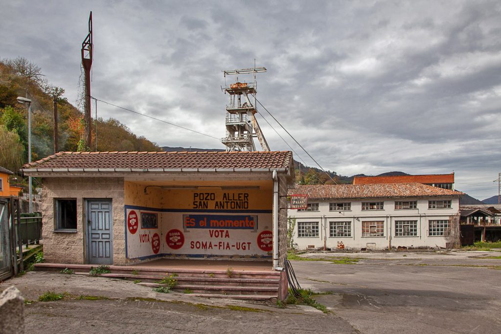 Instalaciones cerradas del Pozo San Antonio. Moreda. Aller. Asturias 2020