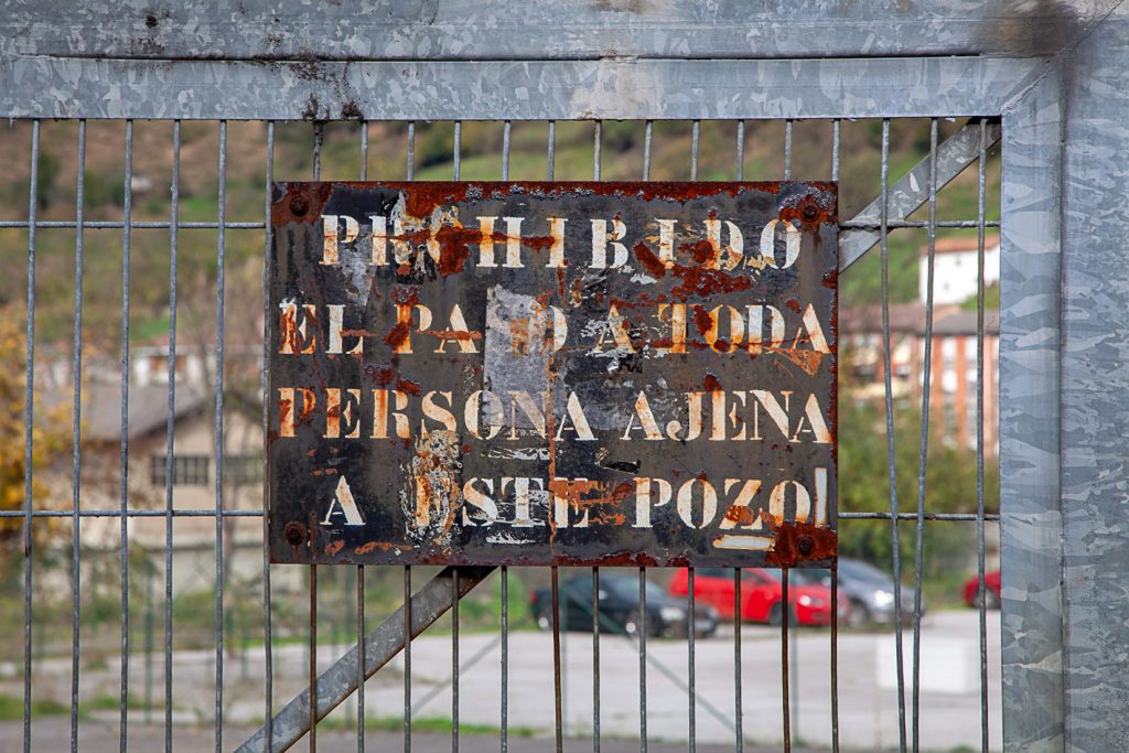 Instalaciones cerradas del Pozo San Antonio. Moreda. Aller. Asturias 2020