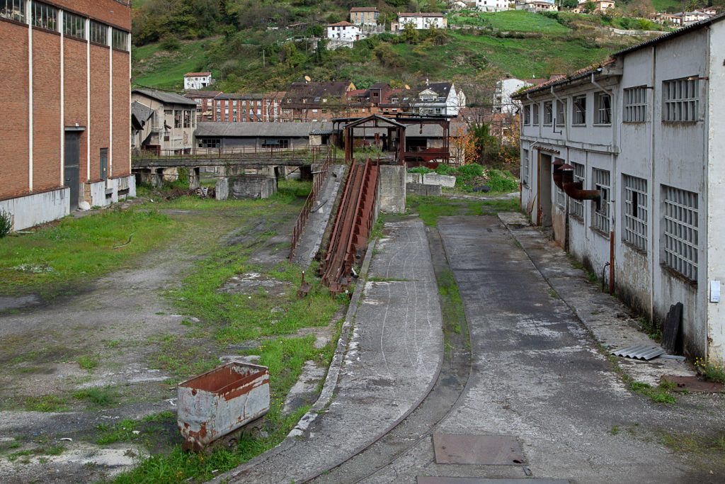 Instalaciones cerradas del Pozo San Antonio. Moreda. Aller. Asturias 2020