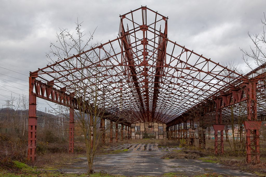 Esqueleto metálico de los Antiguos Talleres del Conde, de la empresa Duro-Felguera Langreo. Asturias 2021