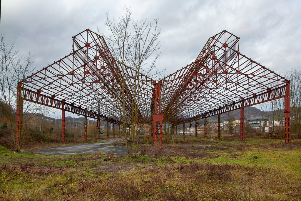 Esqueleto metálico de los Antiguos Talleres del Conde, de la empresa Duro-Felguera Langreo. Asturias 2021