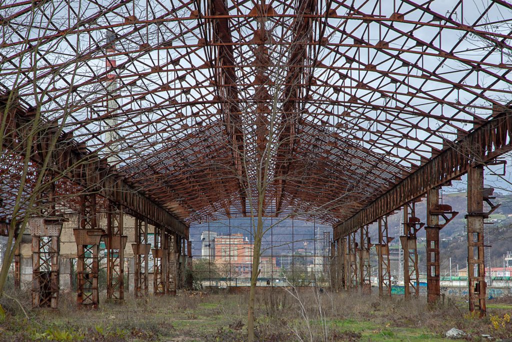 Esqueleto metálico de los Antiguos Talleres del Conde, de la empresa Duro-Felguera Langreo. Asturias 2021