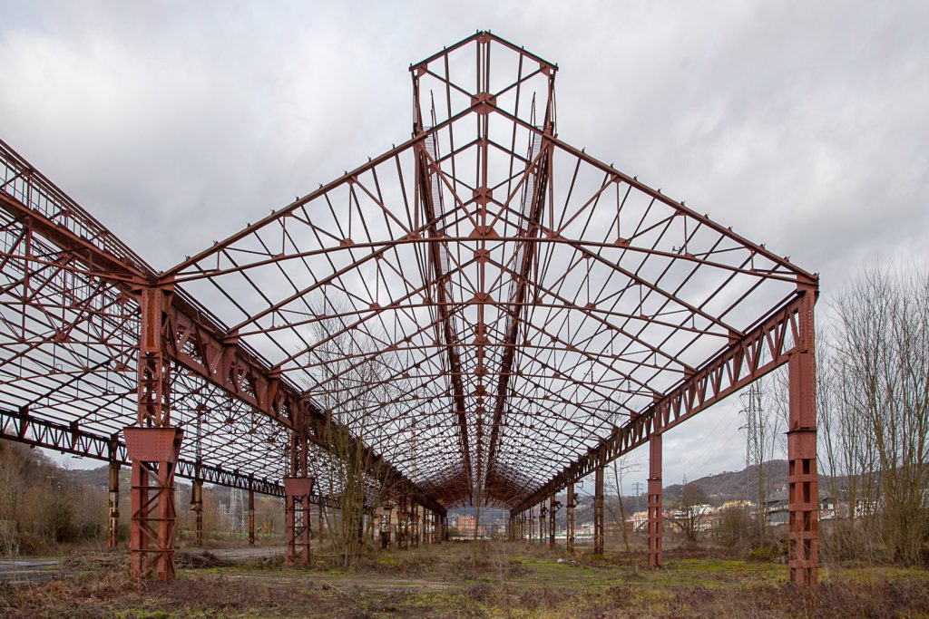 Esqueleto metálico de los Antiguos Talleres del Conde, de la empresa Duro-Felguera Langreo. Asturias 2021