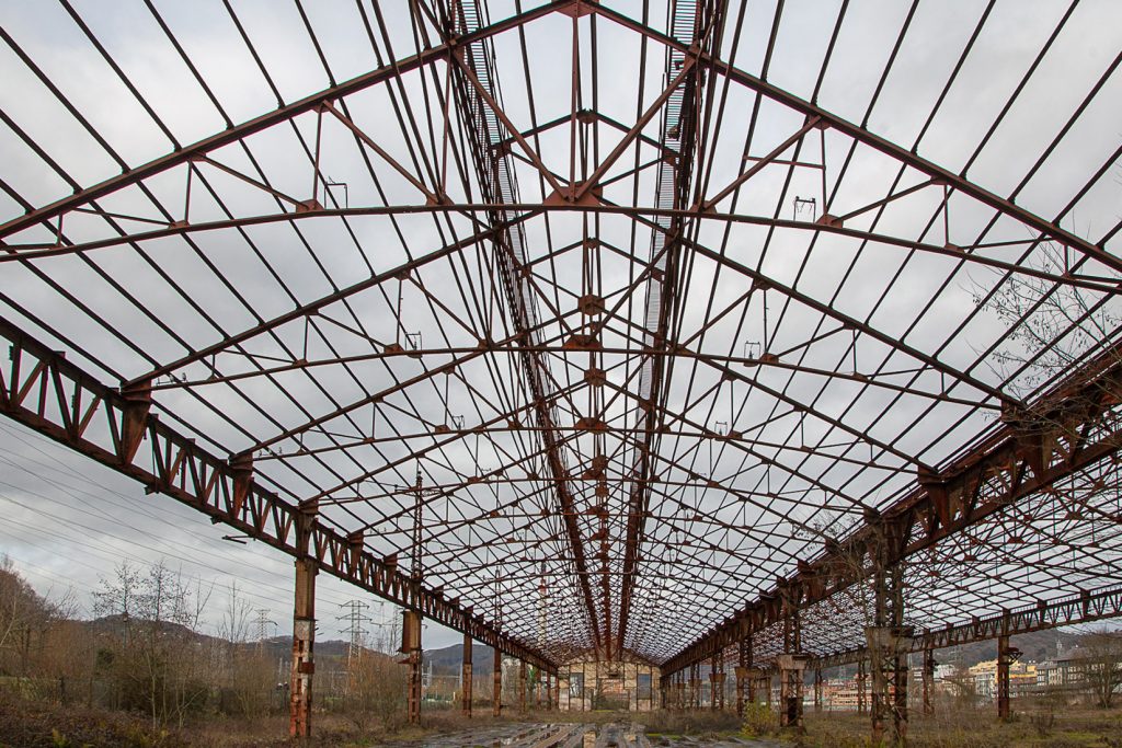 Esqueleto metálico de los Antiguos Talleres del Conde, de la empresa Duro-Felguera Langreo. Asturias 2021