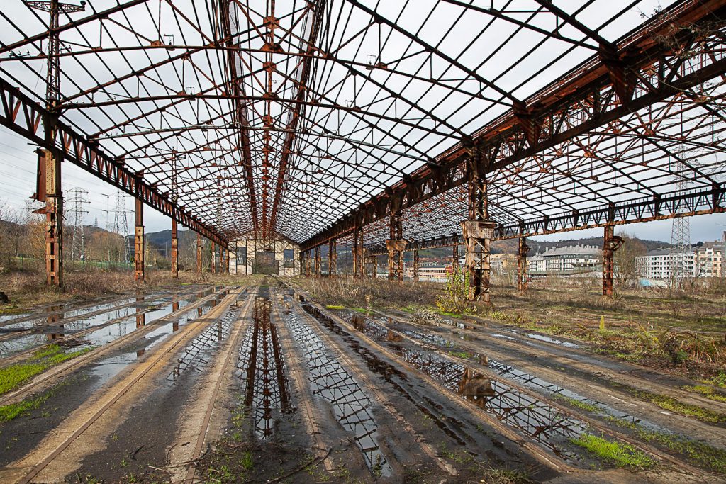Esqueleto metálico de los Antiguos Talleres del Conde, de la empresa Duro-Felguera Langreo. Asturias 2021