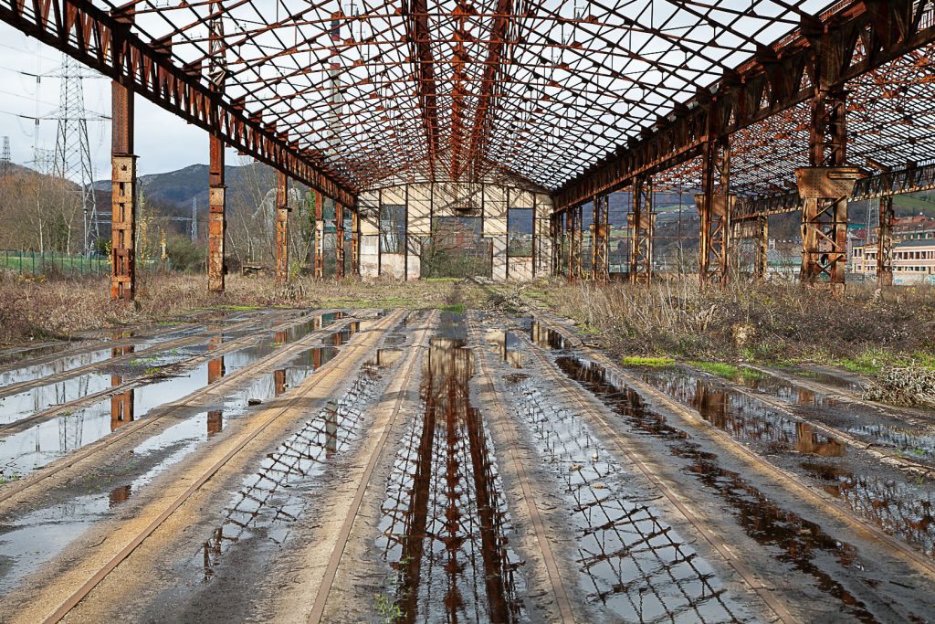 Esqueleto metálico de los Antiguos Talleres del Conde, de la empresa Duro-Felguera Langreo. Asturias 2021