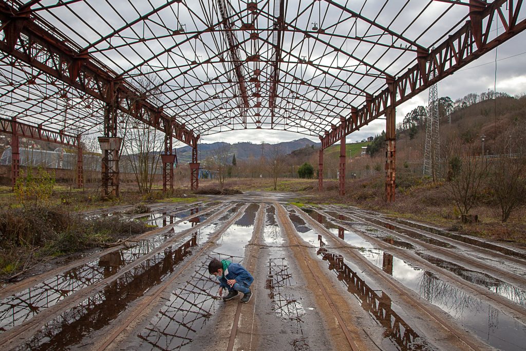Esqueleto metálico de los Antiguos Talleres del Conde, de la empresa Duro-Felguera Langreo. Asturias 2021