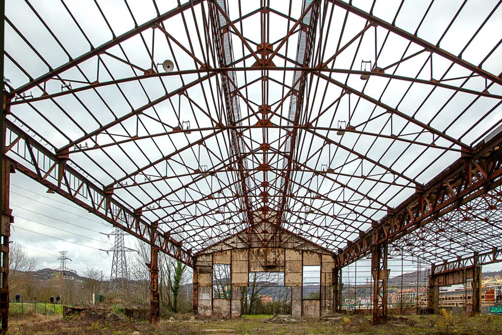 Esqueleto metálico de los Antiguos Talleres del Conde, de la empresa Duro-Felguera Langreo. Asturias 2021