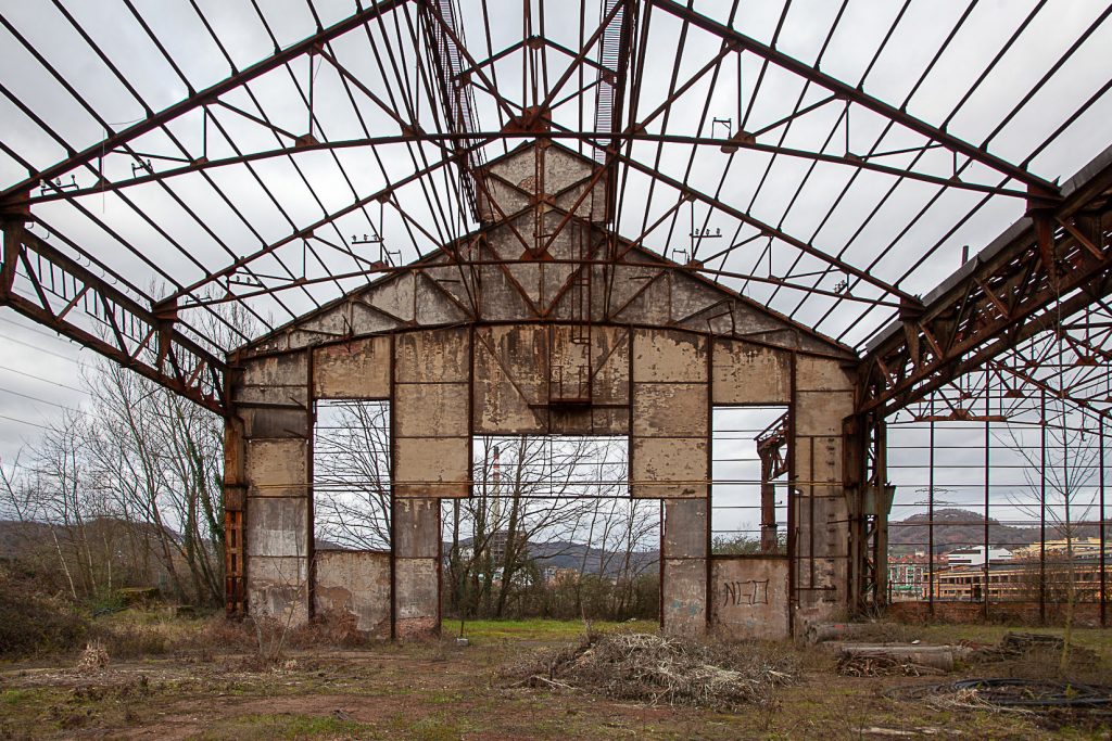 Esqueleto metálico de los Antiguos Talleres del Conde, de la empresa Duro-Felguera Langreo. Asturias 2021