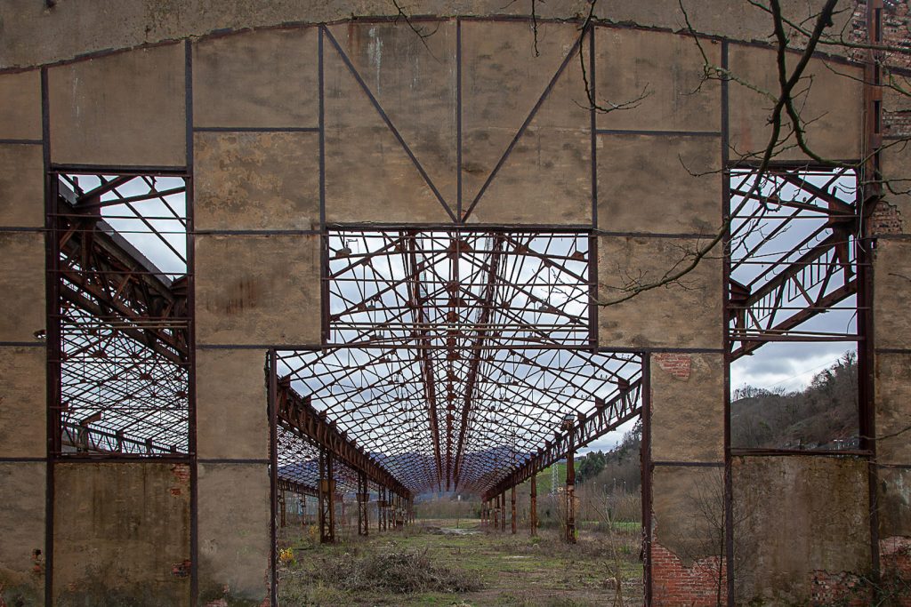 Esqueleto metálico de los Antiguos Talleres del Conde, de la empresa Duro-Felguera Langreo. Asturias 2021