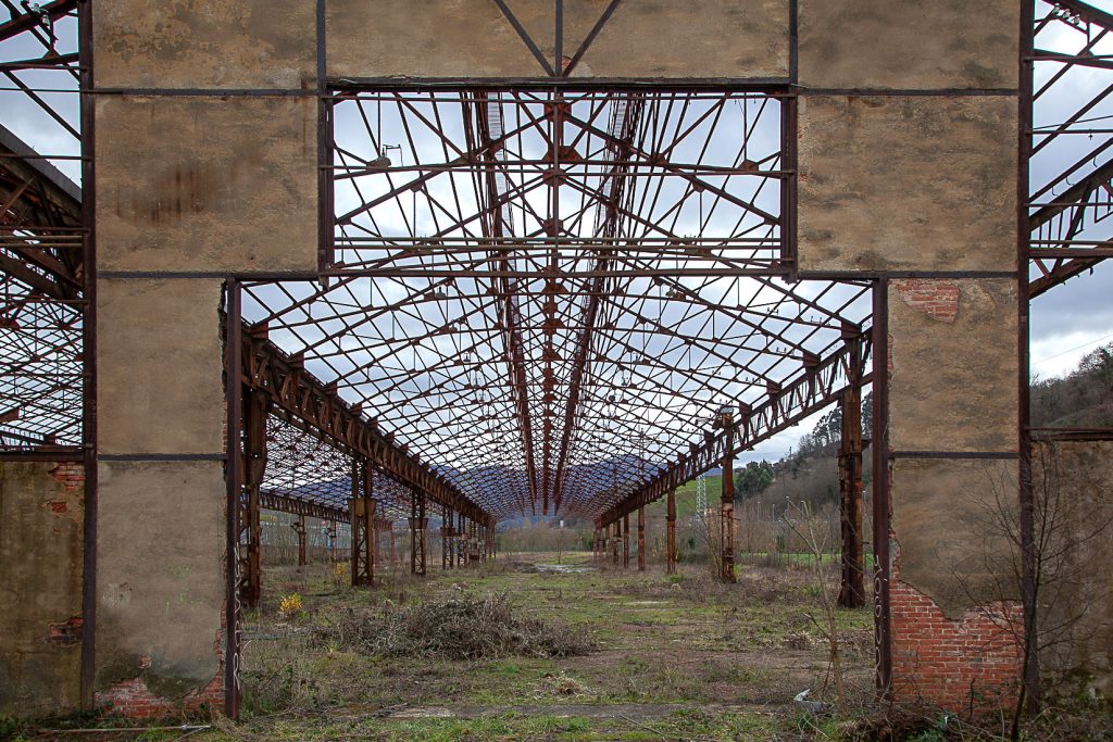 Esqueleto metálico de los Antiguos Talleres del Conde, de la empresa Duro-Felguera Langreo. Asturias 2021