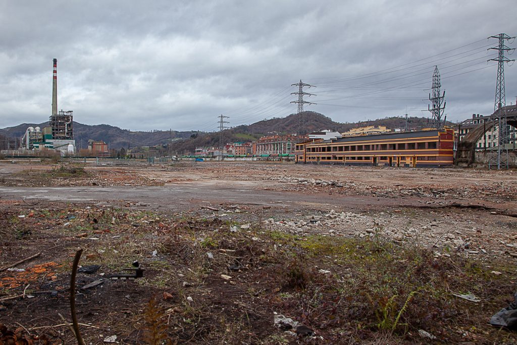 Esqueleto metálico de los Antiguos Talleres del Conde, de la empresa Duro-Felguera Langreo. Asturias 2021