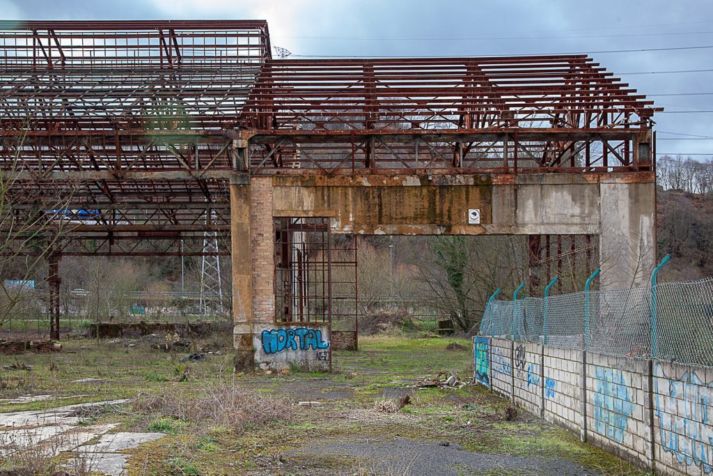 Esqueleto metálico de los Antiguos Talleres del Conde, de la empresa Duro-Felguera Langreo. Asturias 2021