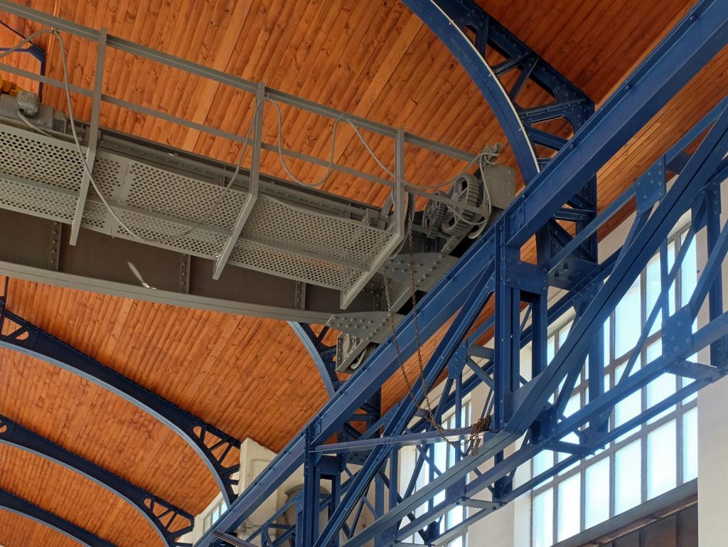 Detalle del puente grúa de la sala de compresores del Pozo Santa Bárbara. Valle de Turón. Mieres. Asturias. 2021