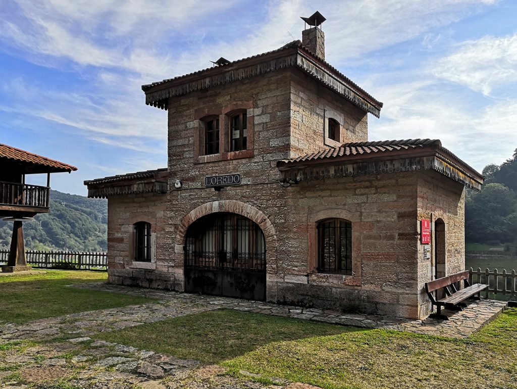 Antigua estación del ferrocarril de Hulleras de Riosa en Lloreo. Mieres. Asturias. 2021