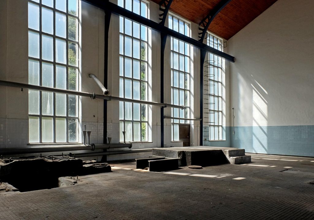 Interior de la sala de compresores del Pozo Santa Bárbara. Valle de Turón. Mieres. Asturias. 2021