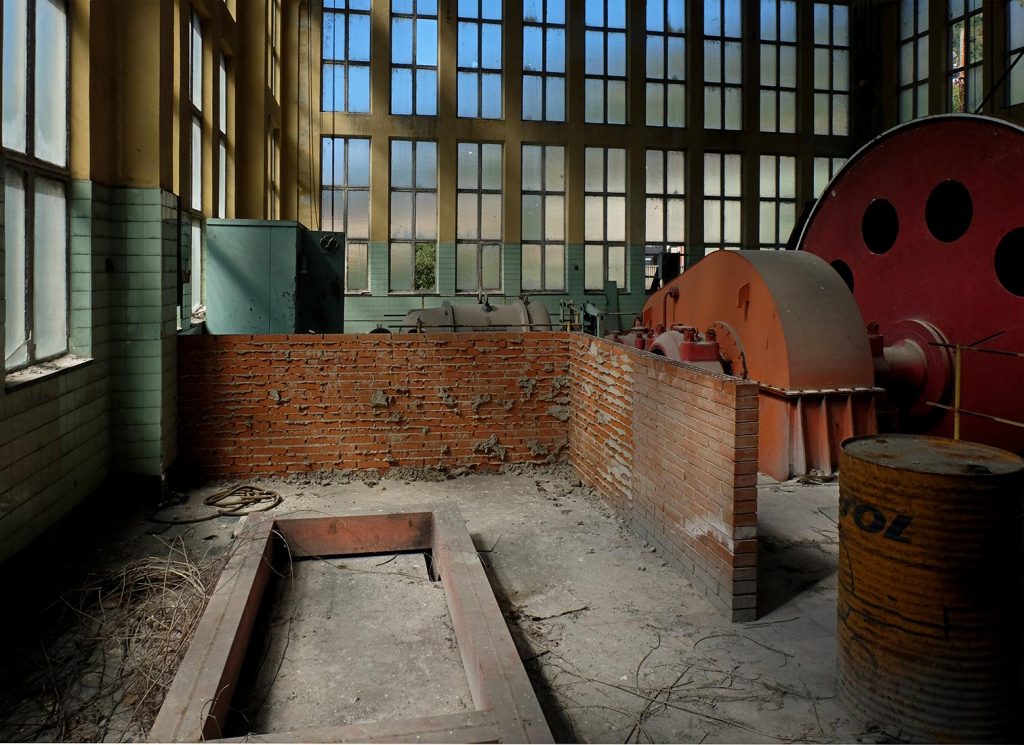 Máquina de extracción del pozo auxiliar del Pozo Santa Bárbara. Valle de Turón. Mieres. Asturias. 2021