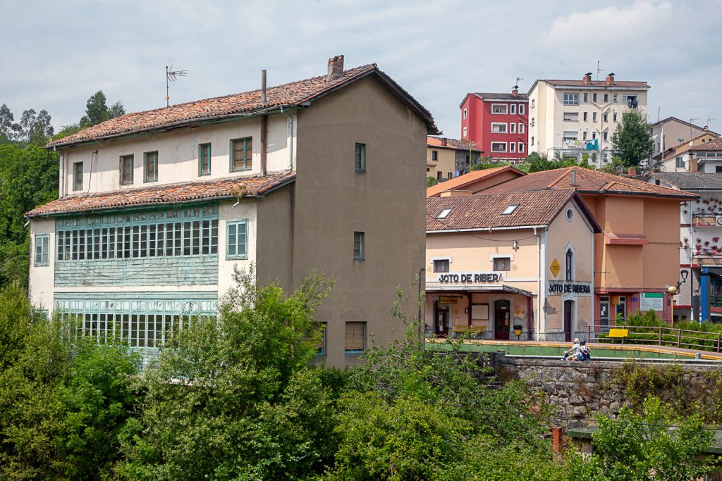 Estación de FEVE de Soto de Ribera. Ribera de arriba. Asturias 2020