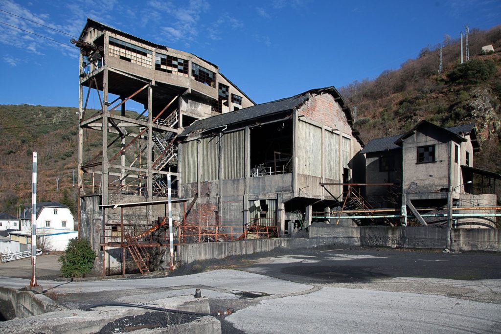 Instalaciones abandonadas del lavadero de La Recuelga. Santa Cruz del Sil. Páramo del Sil. León 2018