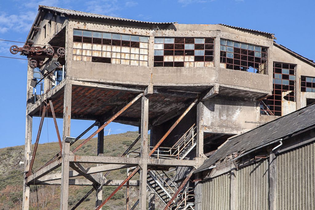 Instalaciones abandonadas del lavadero de La Recuelga. Santa Cruz del Sil. Páramo del Sil. León 2018