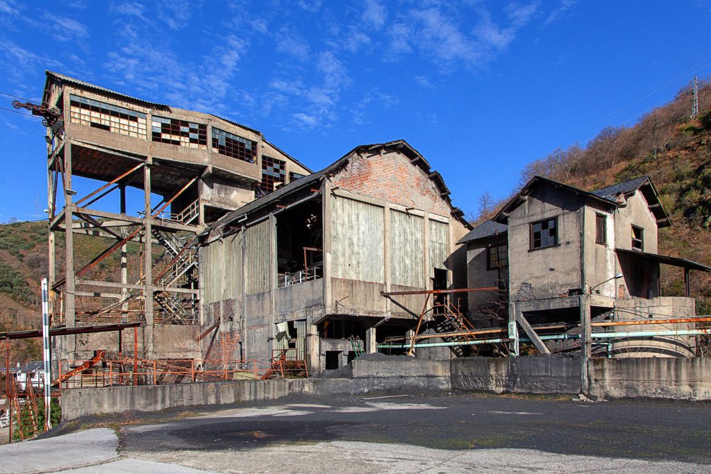 Instalaciones abandonadas del lavadero de La Recuelga. Santa Cruz del Sil. Páramo del Sil. León 2018