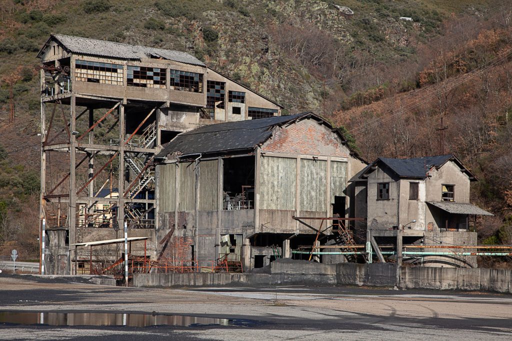 Instalaciones abandonadas del lavadero de La Recuelga. Santa Cruz del Sil. Páramo del Sil. León 2018