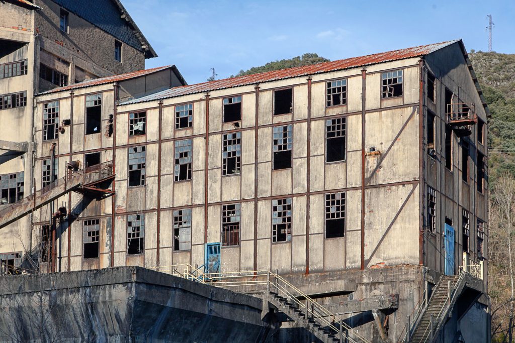 Instalaciones abandonadas del lavadero de La Recuelga. Santa Cruz del Sil. Páramo del Sil. León 2018