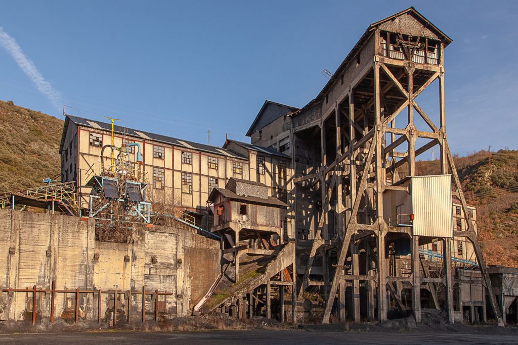 Instalaciones abandonadas del lavadero de La Recuelga. Santa Cruz del Sil. Páramo del Sil. León 2018