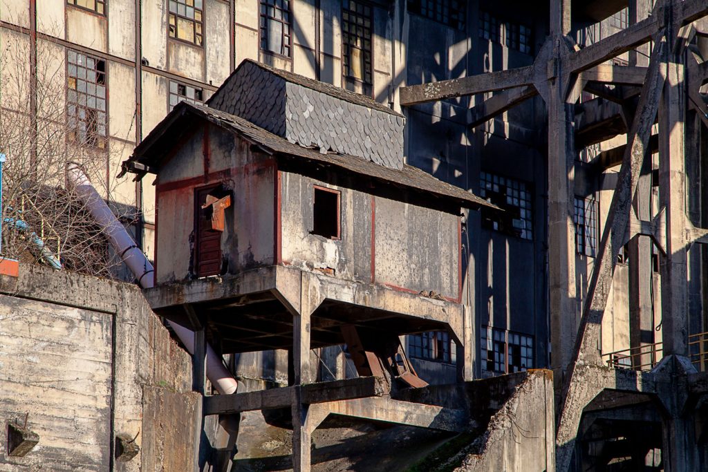 Instalaciones abandonadas del lavadero de La Recuelga. Santa Cruz del Sil. Páramo del Sil. León 2018