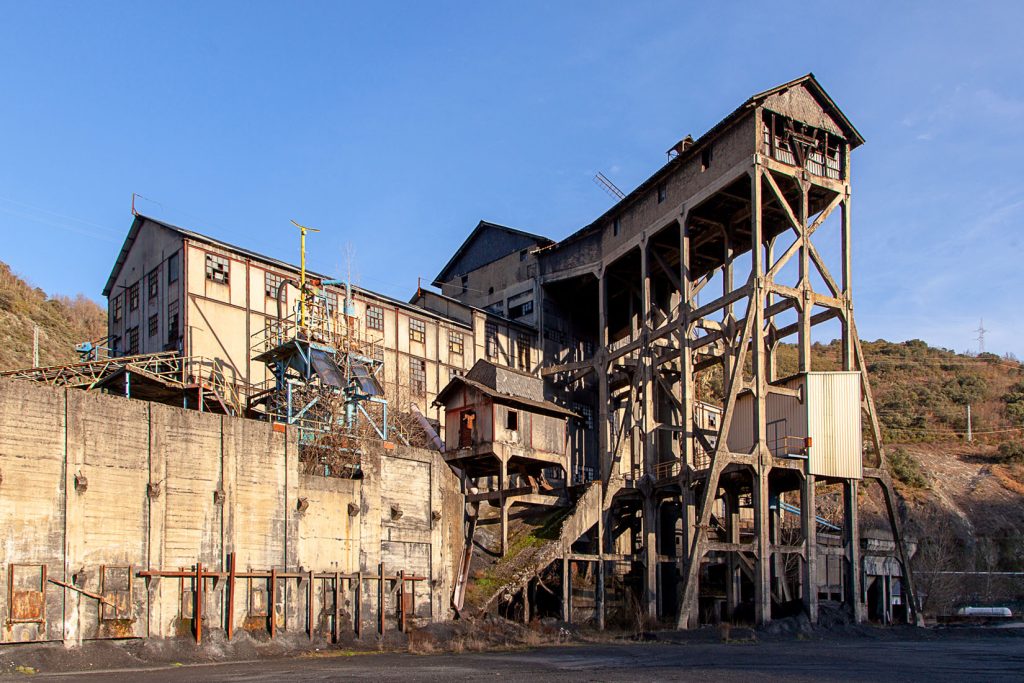 Instalaciones abandonadas del lavadero de La Recuelga. Santa Cruz del Sil. Páramo del Sil. León 2018