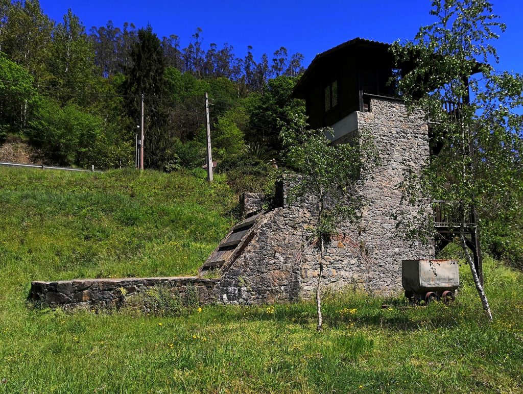 Vista lateral del Pozo Vegapallía. Cabranes. Asturias. 2021
