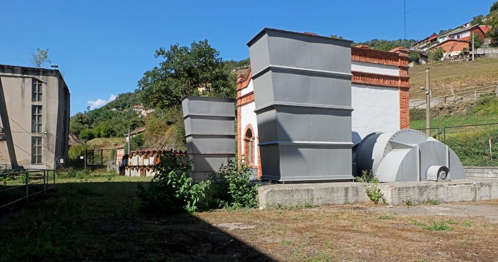 Vista lateral del edificio de ventiladores del Pozo Santa Bárbara. Valle de Turón. Mieres. Asturias. 2021
