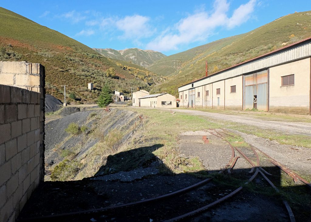 Instalaciones abandonadas del primer piso de Carbonia, S.A. Arbás del Puerto. León. 2021
