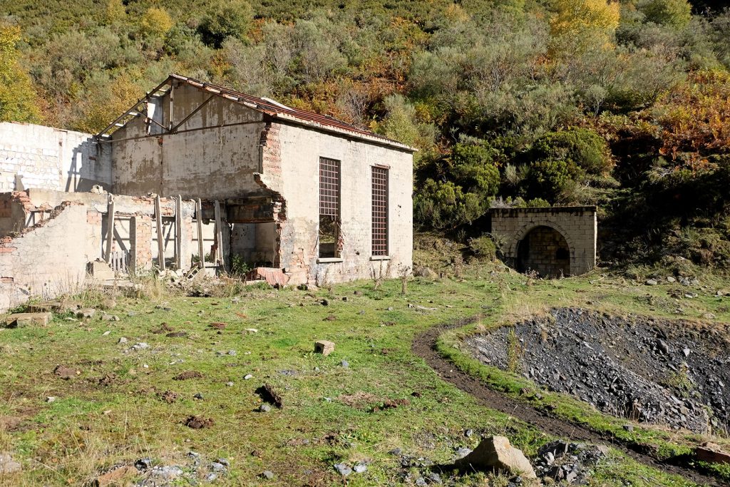 Instalaciones abandonadas del tercer piso de Carbonia, S.A. Arbás del Puerto. León. 2021