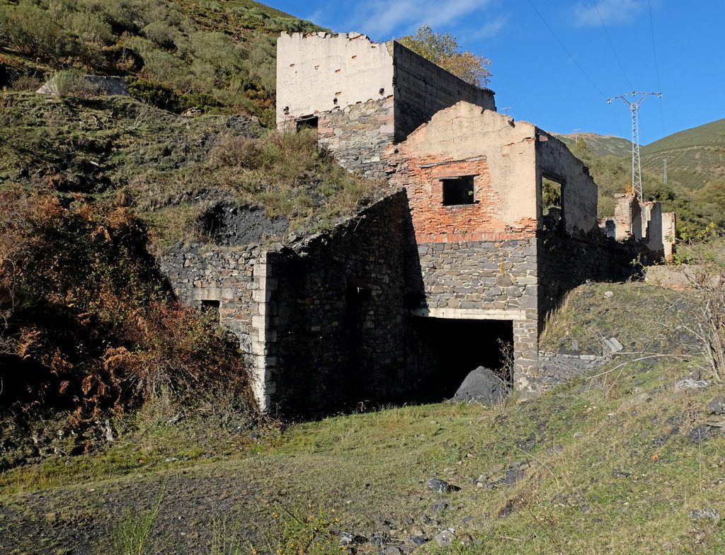 Cargaderos del segundo piso de Carbonia, S.A. Arbás del Puerto. León. 2021