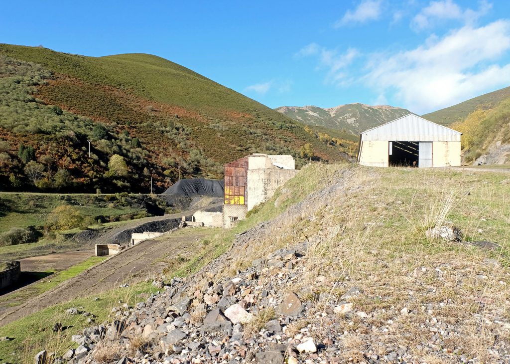 Instalaciones abandonadas del primer piso de Carbonia, S.A. Arbás del Puerto. León. 2021