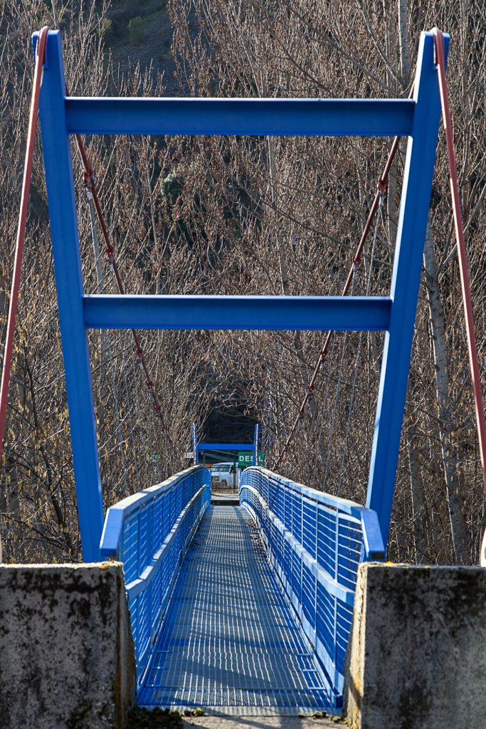 Acceso a las instalaciones cerradas del Pozo Santa Cruz del Sil. Paramo del Sil. León 2020