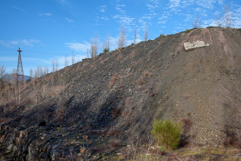 Antiguo poste del teleférico al Lavadero de La Recuelga, en las instalaciones cerradas del Pozo Santa Cruz del Sil. Paramo del Sil. León 2020