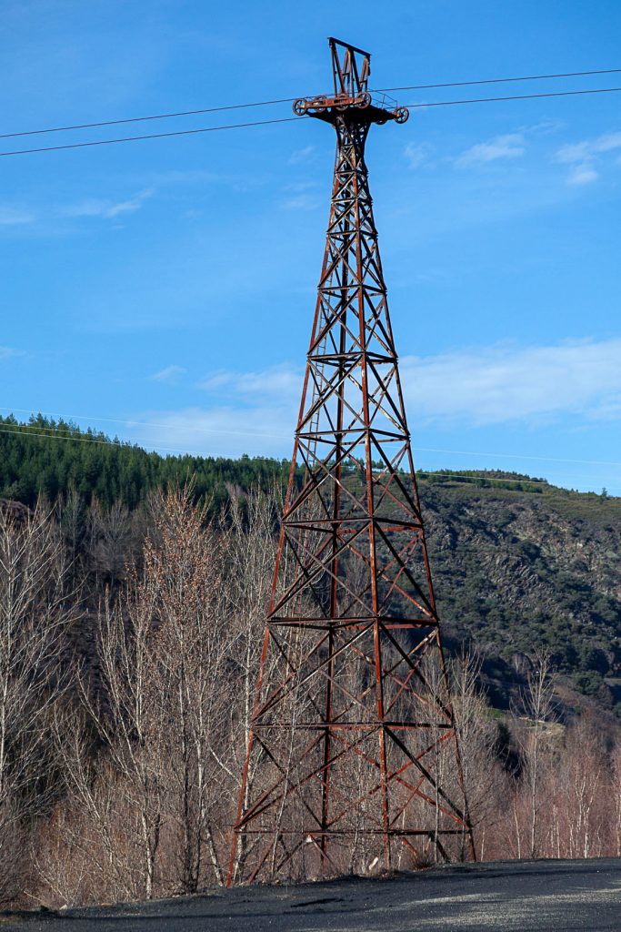 Antiguos postes del teleférico al lavadero de La Recuelga, de Antracitas de Fabero. Santa Cruz del Sil. Páramo del Sil. León 2018