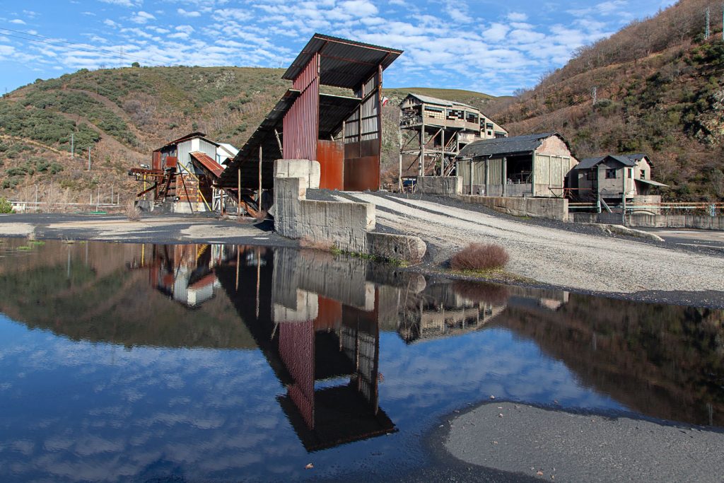 Instalaciones abandonadas del lavadero de La Recuelga, de Antracitas de Fabero. Santa Cruz del Sil. Páramo del Sil. León 2018