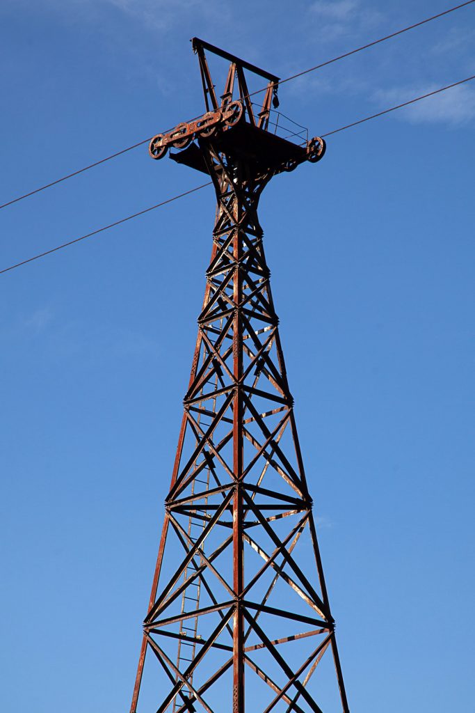 Antiguos postes del teleférico al lavadero de La Recuelga, de Antracitas de Fabero. Santa Cruz del Sil. Páramo del Sil. León 2018