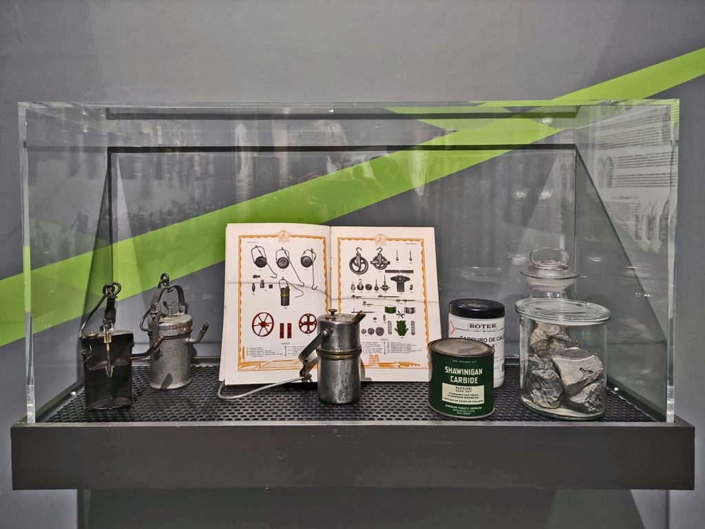 Exposición Temporal en el Museo de la Minería del País Vasco. El Carburo. Luz en la Mina, de la colección de Fernando Cuevas. 2021