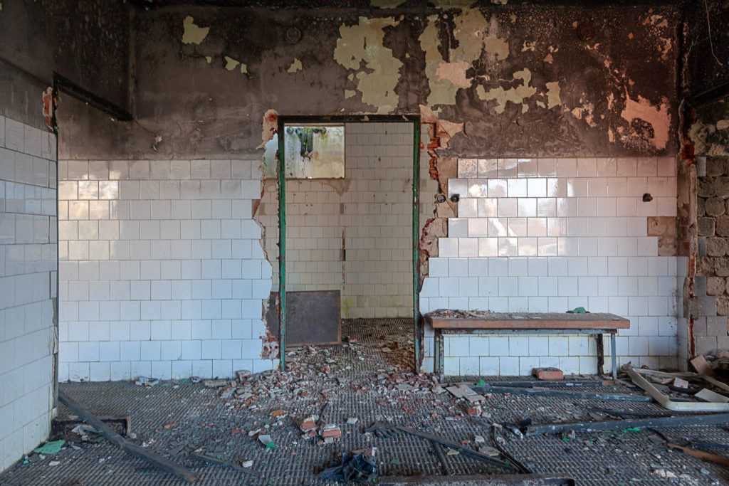 Casa de aseos de las instalaciones abandonadas del Pozo Pumarabule. Carbayín. Siero 2020