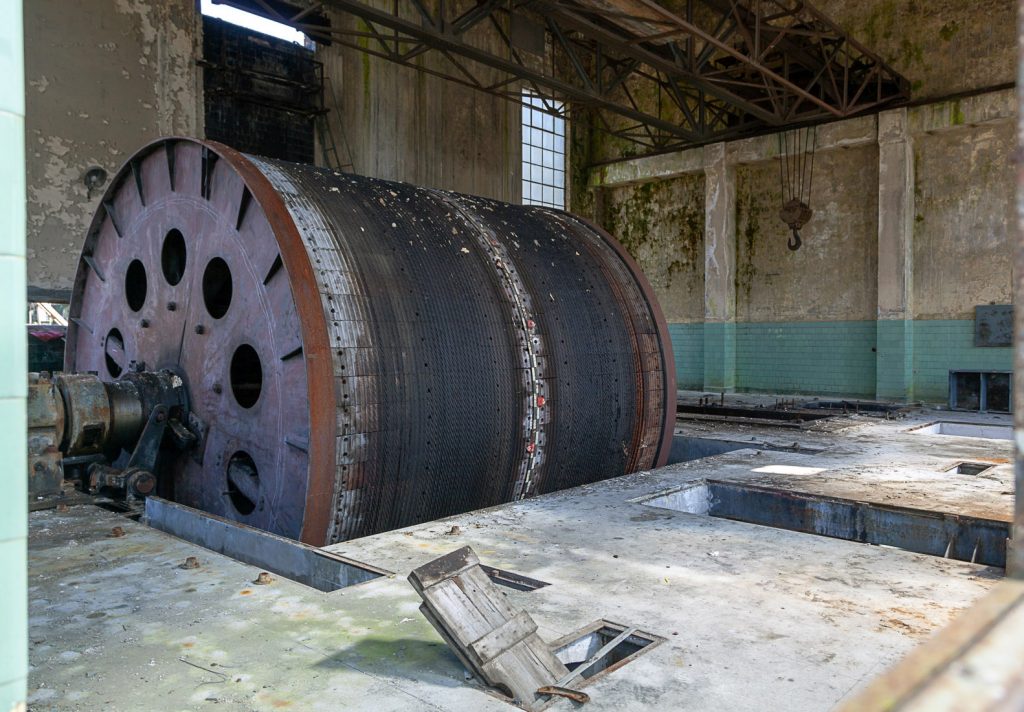 Sala de máquinas de las instalaciones abandonadas del Pozo Pumarabule. Carbayín. Siero 2020