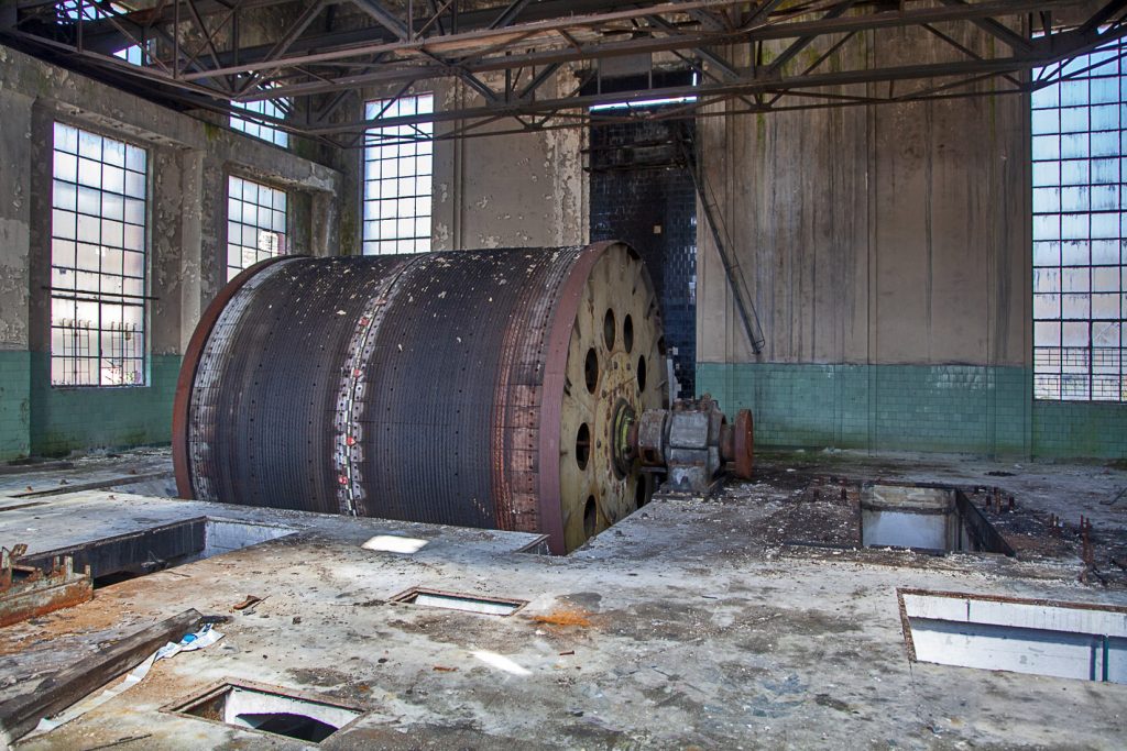 Sala de máquinas en las instalaciones abandonadas del Pozo Pumarabule. Carbayín. Siero 2020