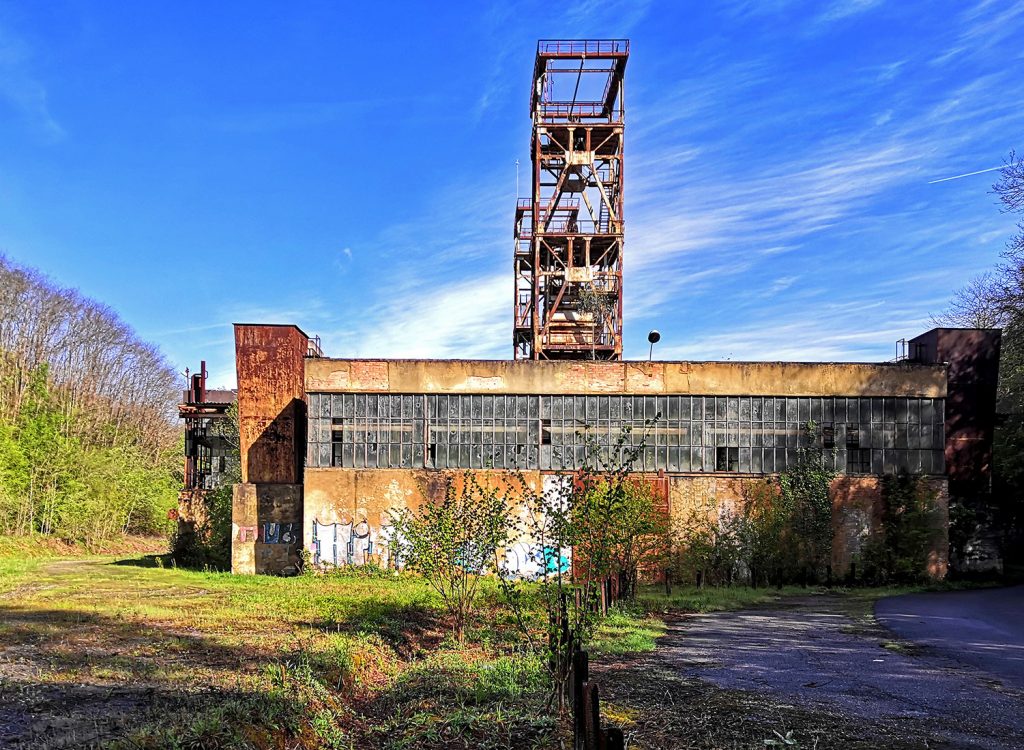Vista lateral del Pozu Polio. Güeria San Xuan. Mieres. Asturias. 2022