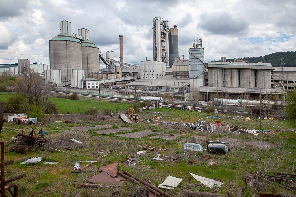 Vista exterior de la Factoría de Cementos Tudela Veguin. La Robla. León 2021