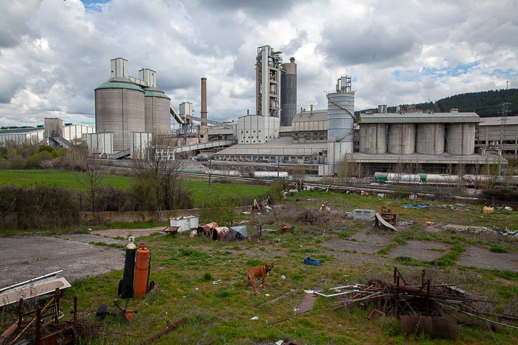 Vista exterior de la Factoría de Cementos Tudela Veguin. La Robla. León 2021
