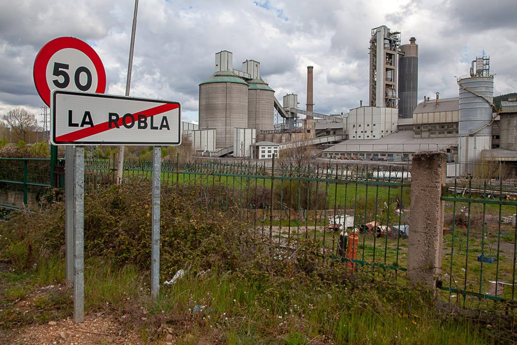Vista exterior de la Factoría de Cementos Tudela Veguin. La Robla. León 2021